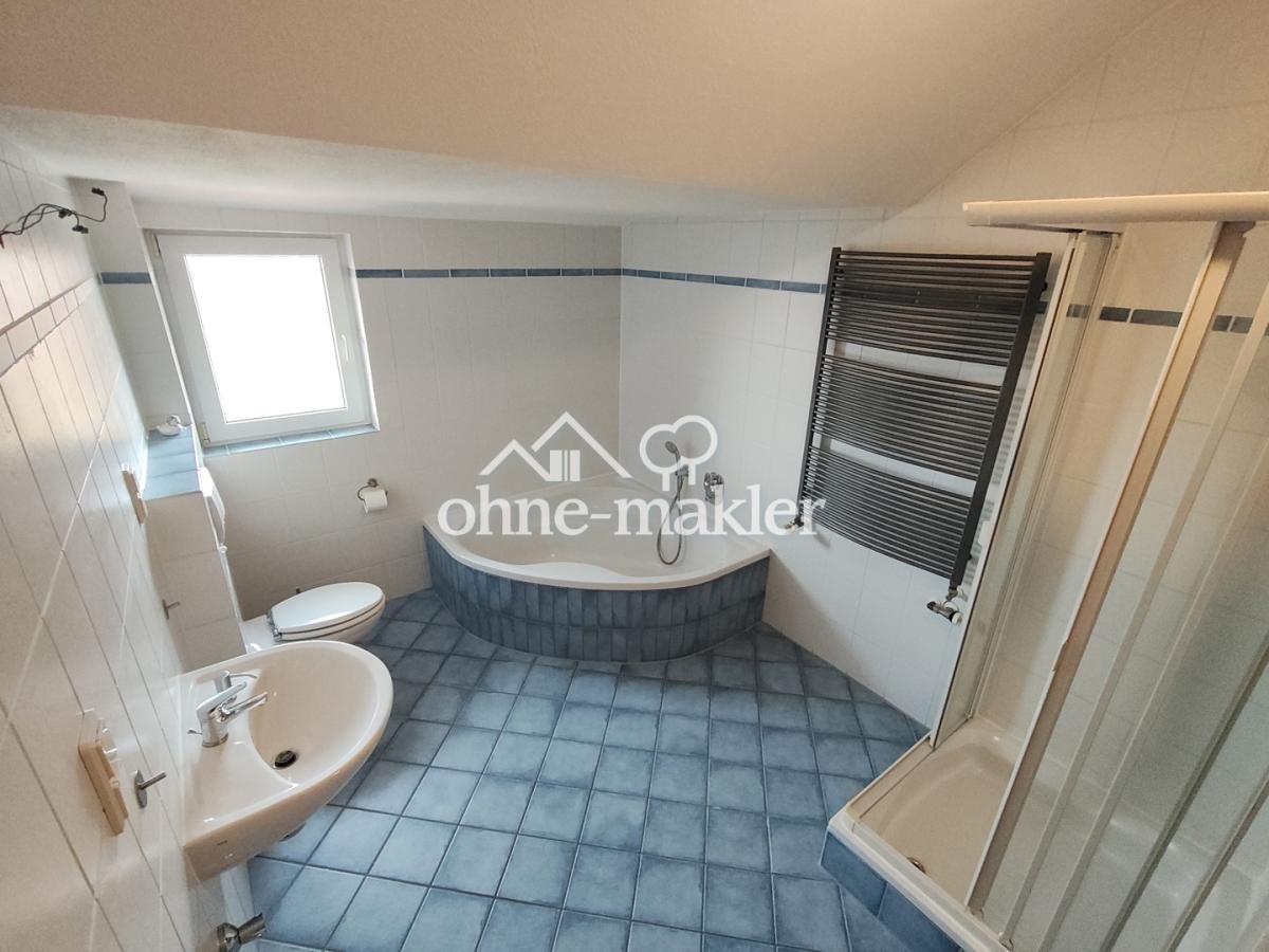 Badezimmer mit Fenster und