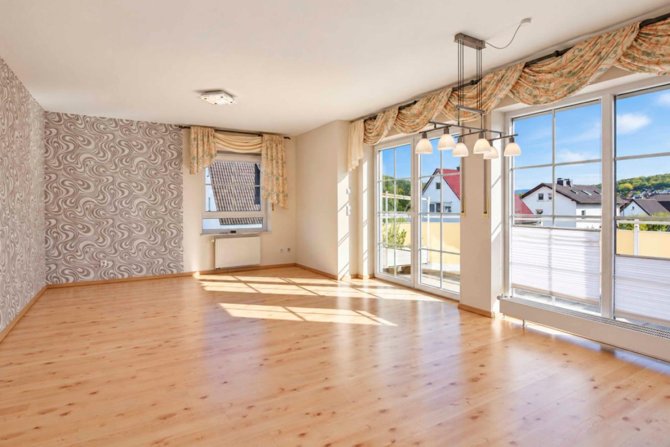 01 Helles Wohnzimmer mit Balkonblick