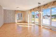 01 Helles Wohnzimmer mit Balkonblick