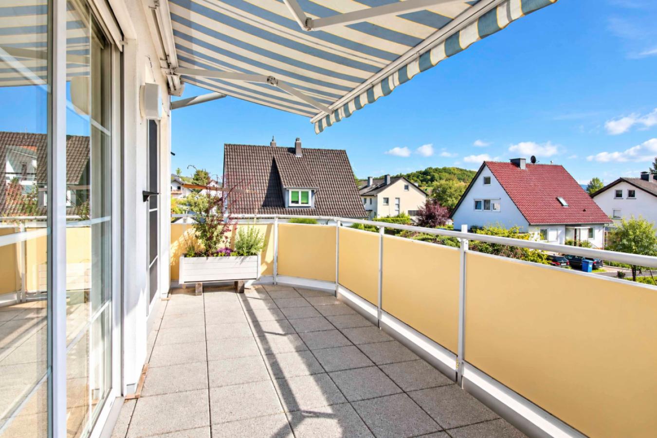 02 Sonniger Balkon mit elektrischer Markise