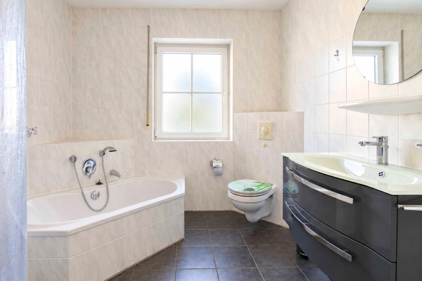 07 Helles modernes Badezimmer