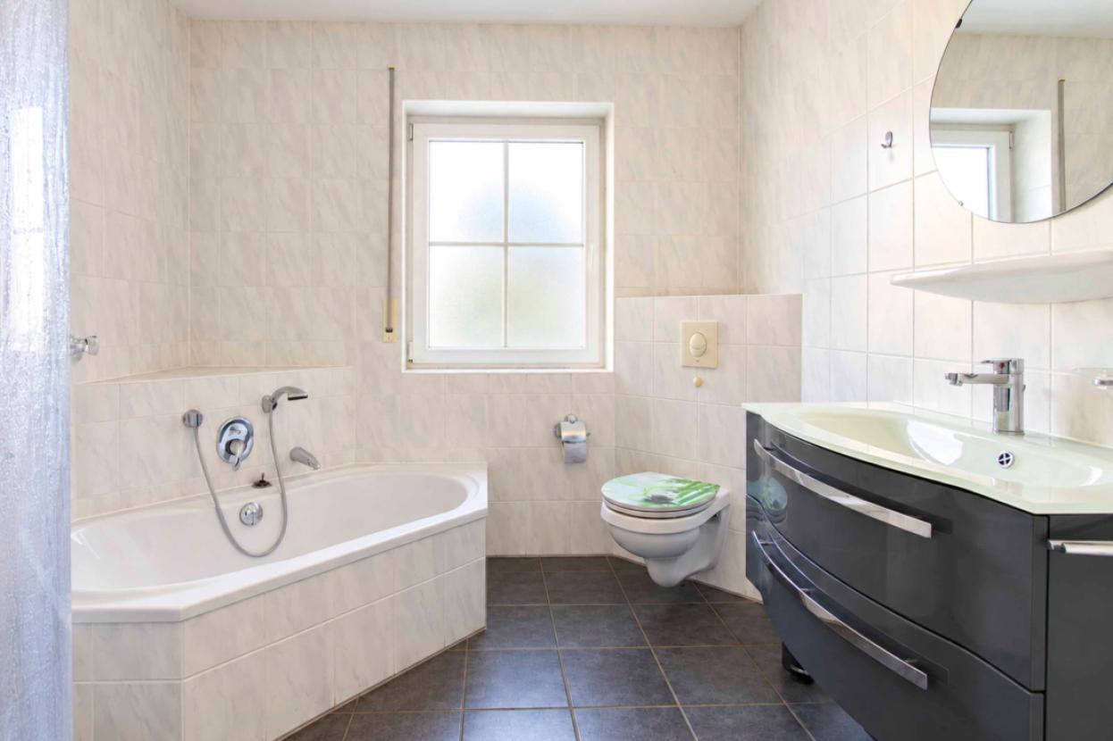 07 Helles modernes Badezimmer