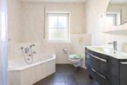 07 Helles modernes Badezimmer