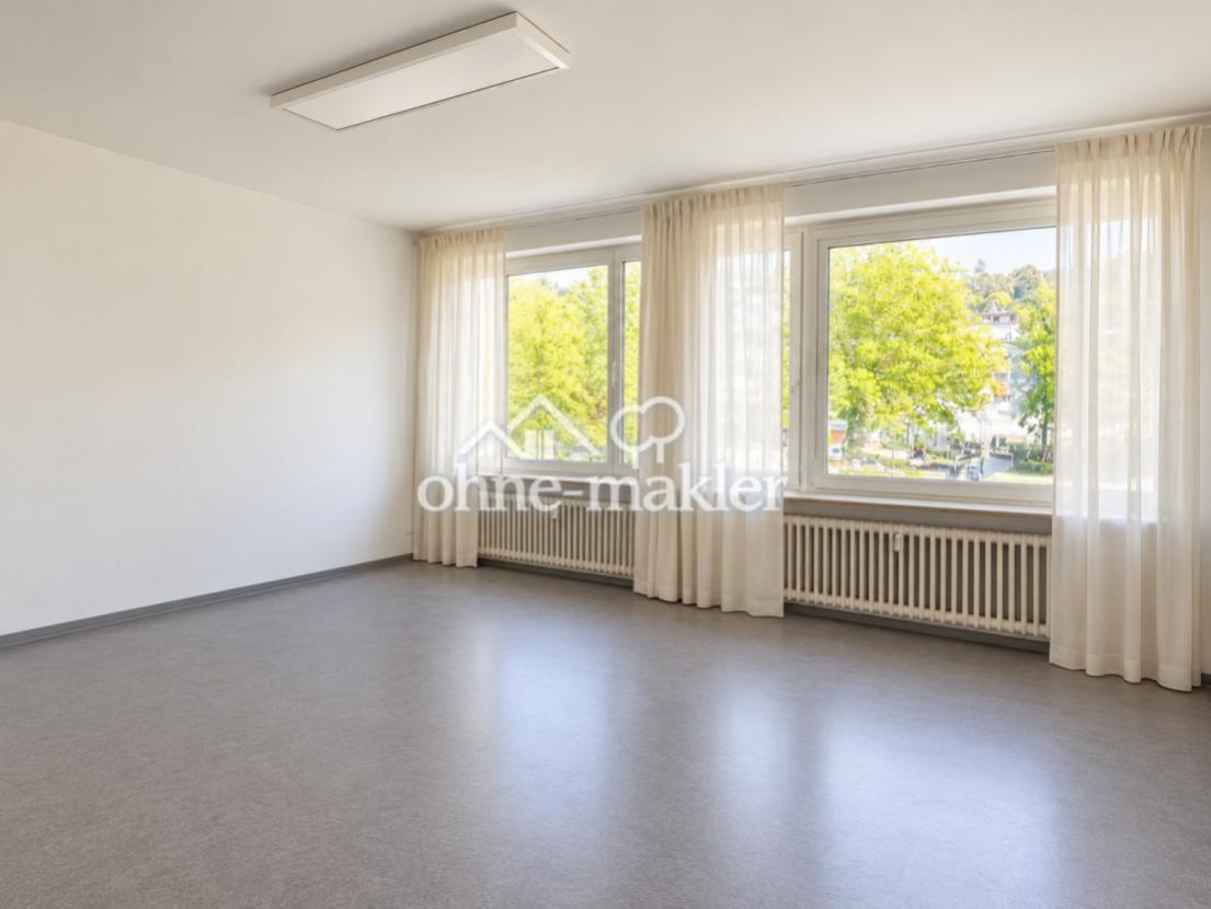 Zimmer mit drei Fenstern