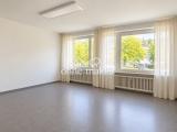 Zimmer mit drei Fenstern