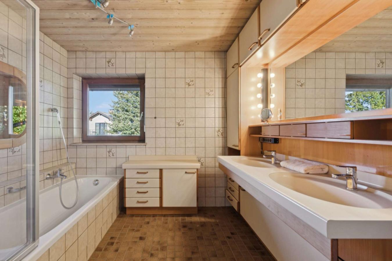 Eltern-Badezimmer im OG