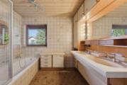 Eltern-Badezimmer im OG