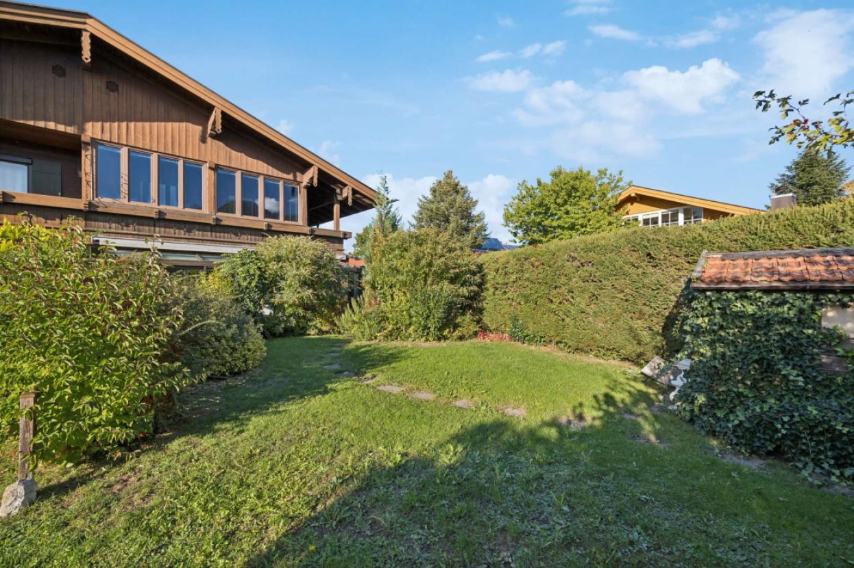 Garten mit Blick aufs Haus