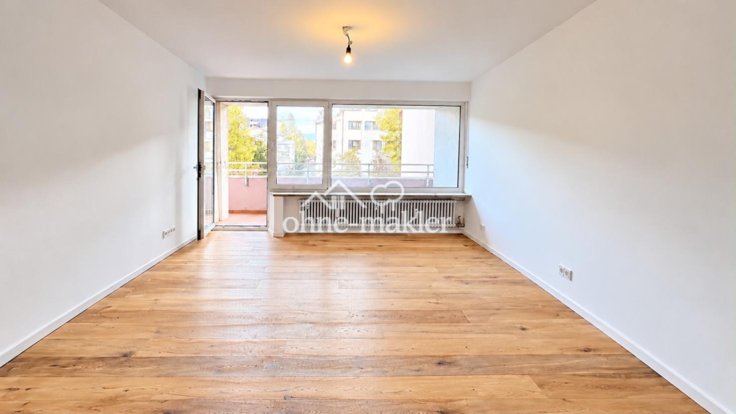 Wohnzimmer mit Balkon