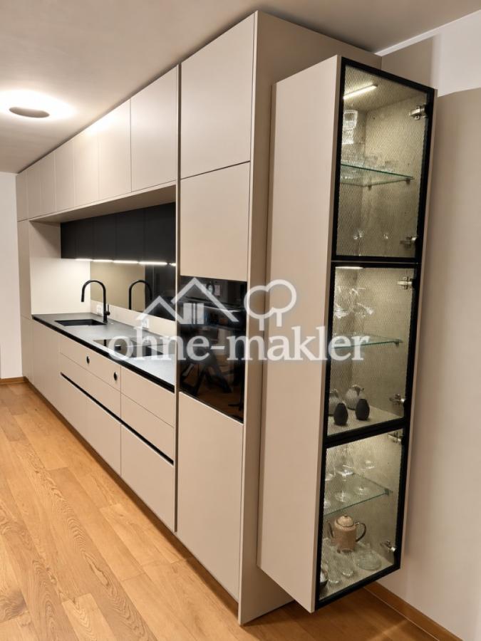 Einbauküche mit Glasvitrine