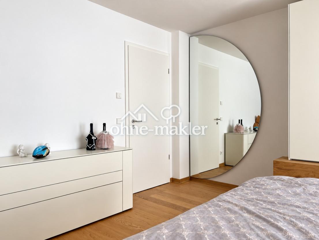 Hauptschlafzimmer mit Spiegel