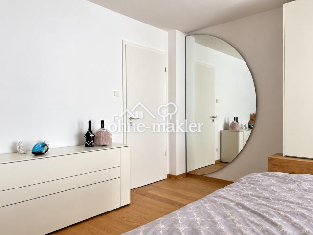 Hauptschlafzimmer mit Spiegel