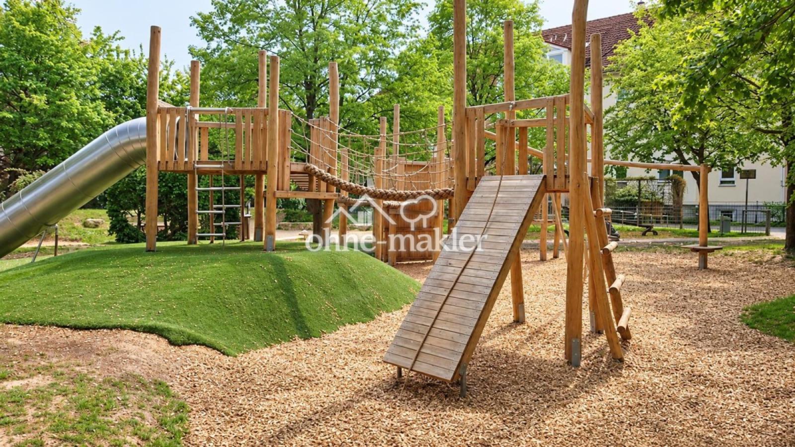 Spielplatz in grüner Umgebung