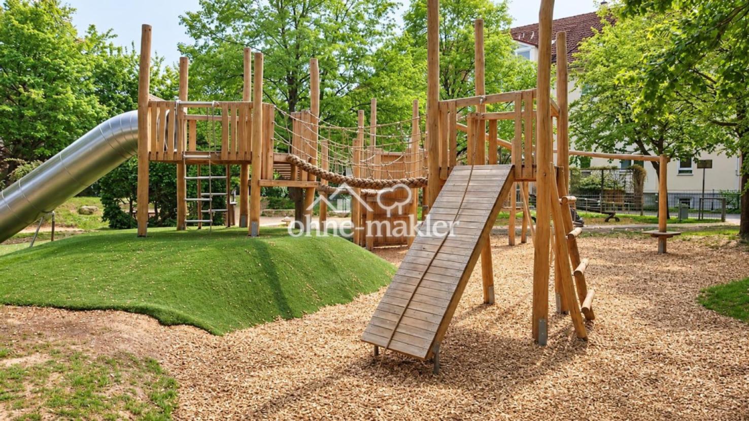 Spielplatz in grüner Umgebung