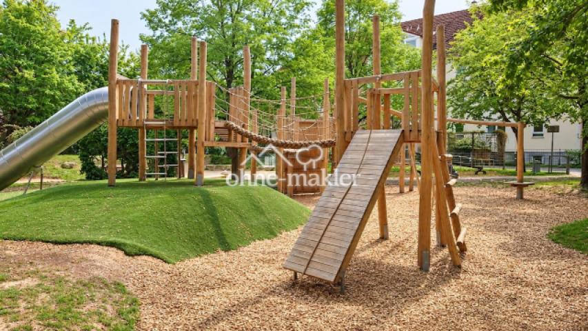 Spielplatz in grüner Umgebung
