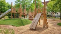 Spielplatz in grüner Umgebung