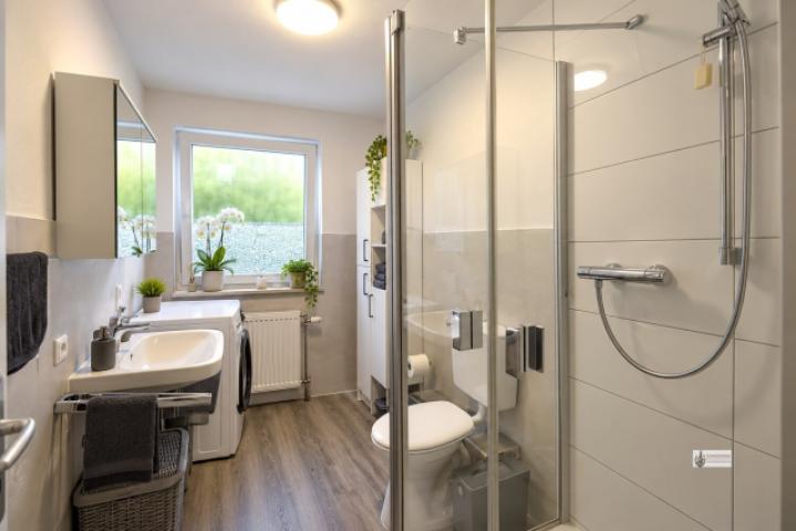 Bad mit Dusche und WM Anschluss