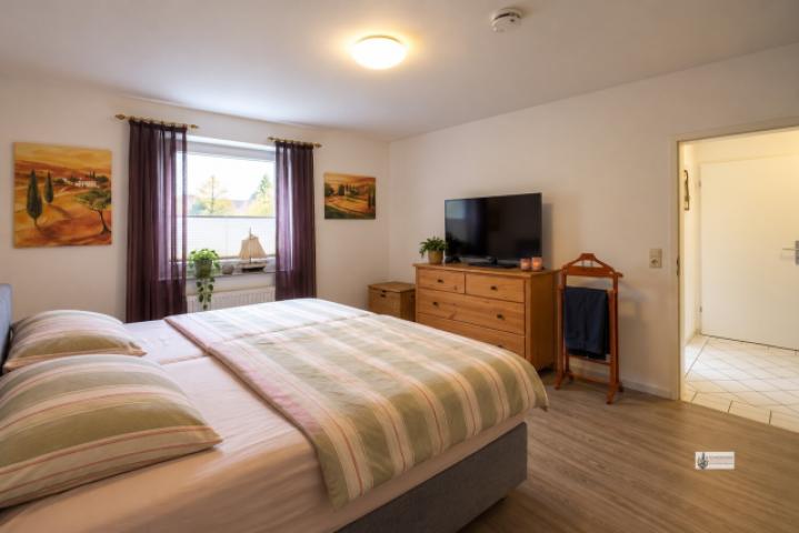 Schlafzimmer mit Tür zum Flur