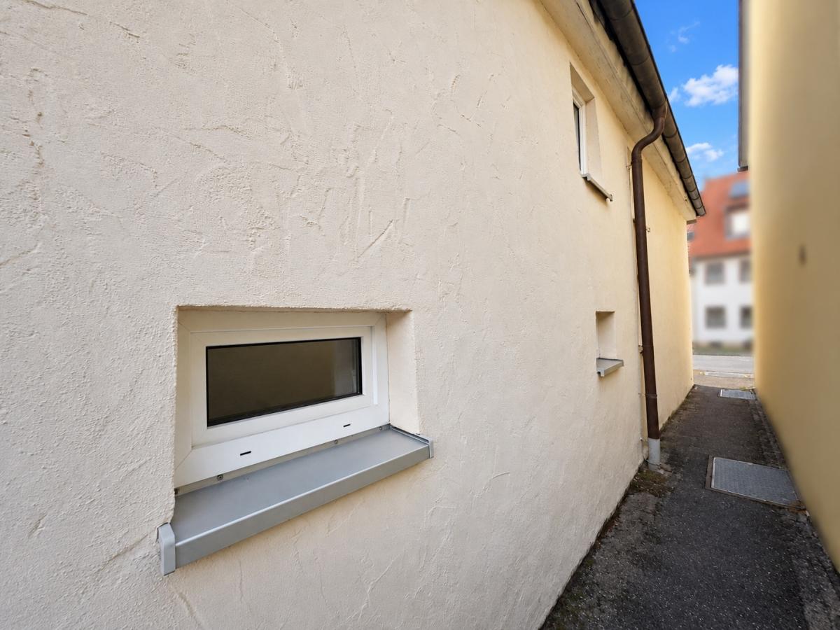 Sonniger Durchgang am weißen H