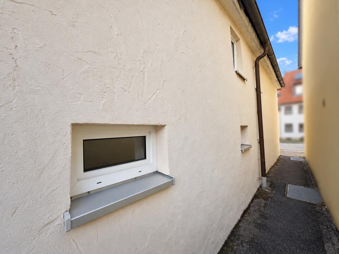 Sonniger Durchgang am weißen H