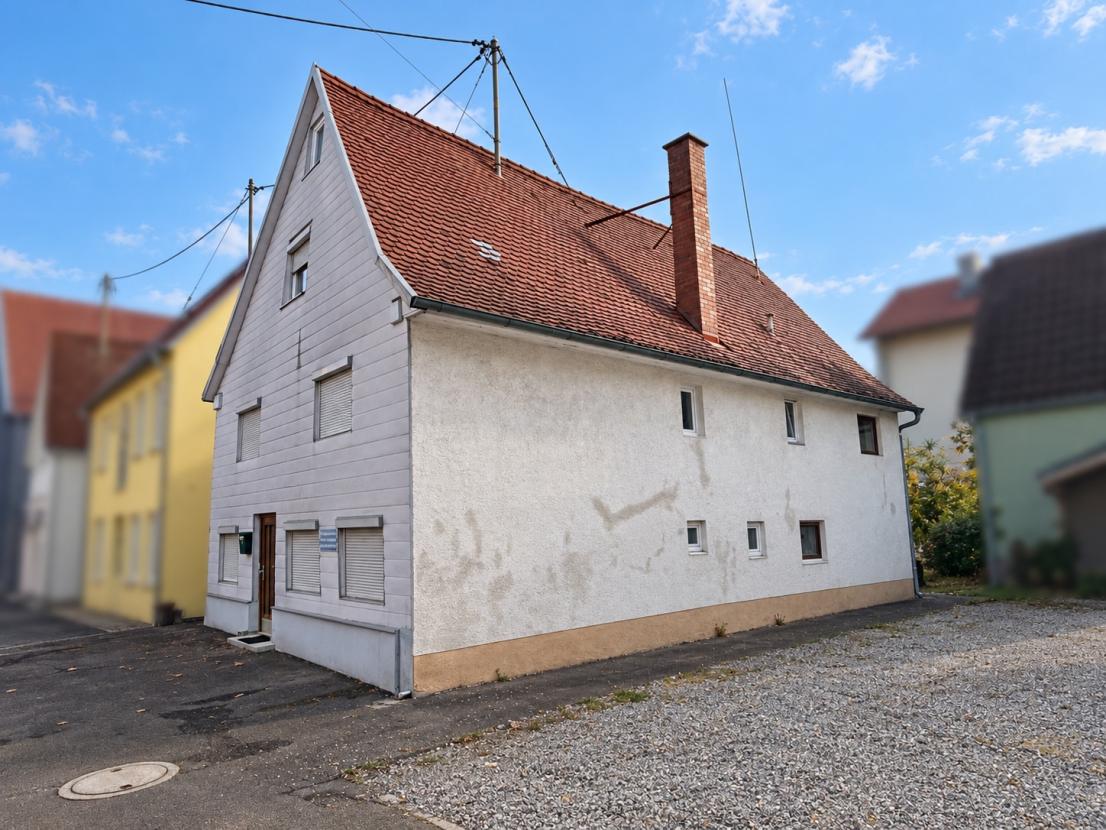 Sonnige Seitenansicht eines Wo