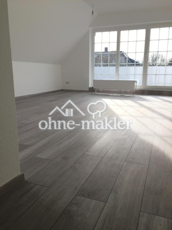 Wohnzimmer Blick zum Balkon