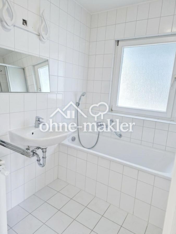 Bad mit Wanne und Fenster