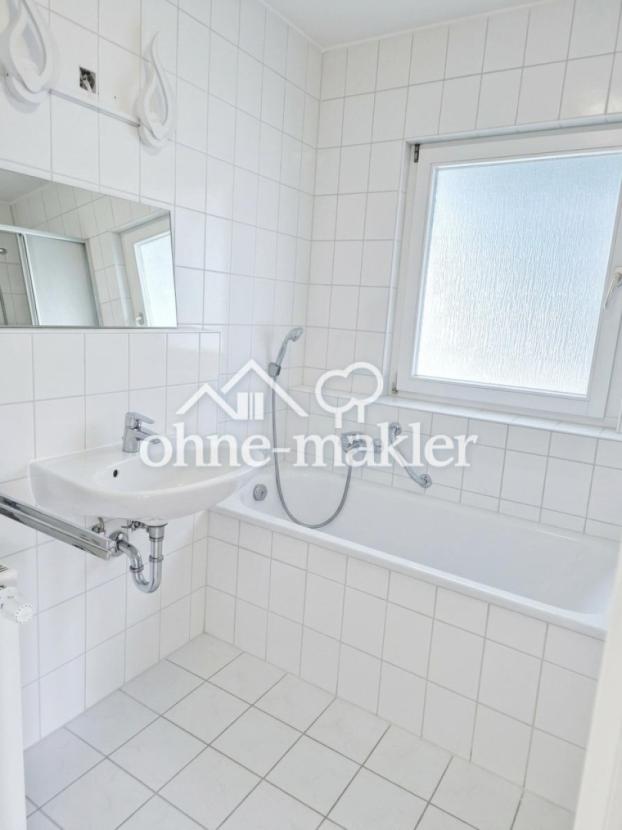 Bad mit Wanne und Fenster