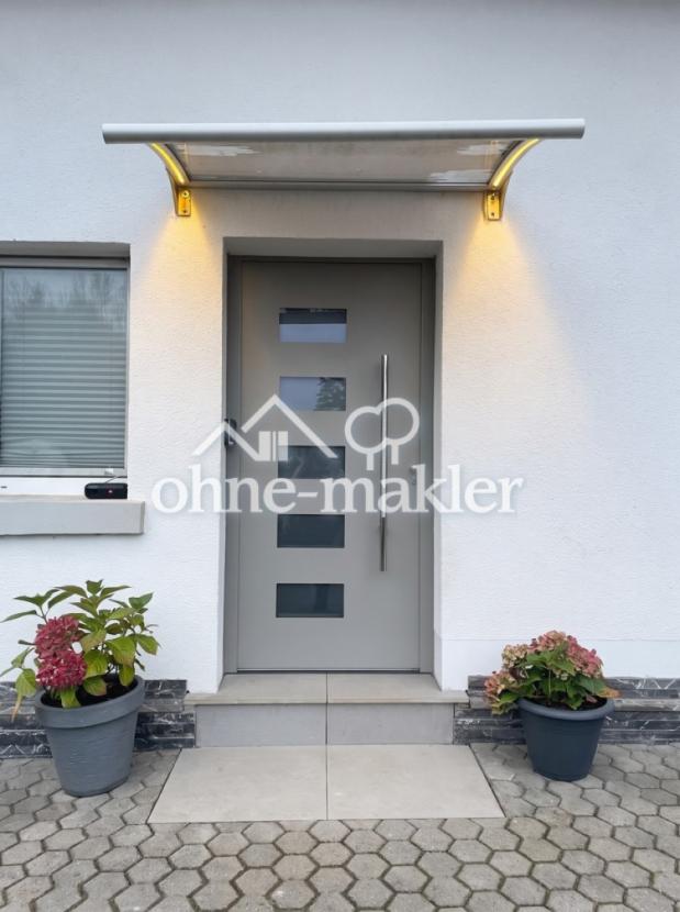 Eingang mit Vordach