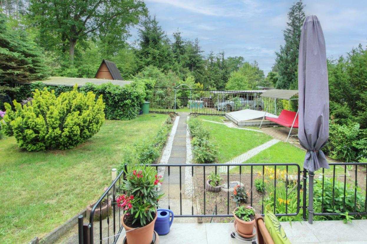 Blick von der Terrasse in den Garten