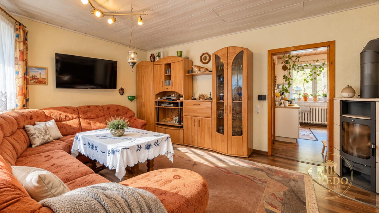Wohnzimmer mit Kamin im Erdgeschoss