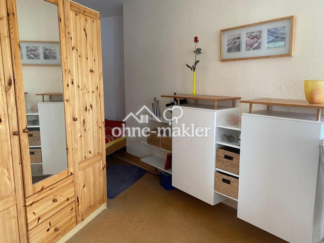 Kleiderschrank und Regal