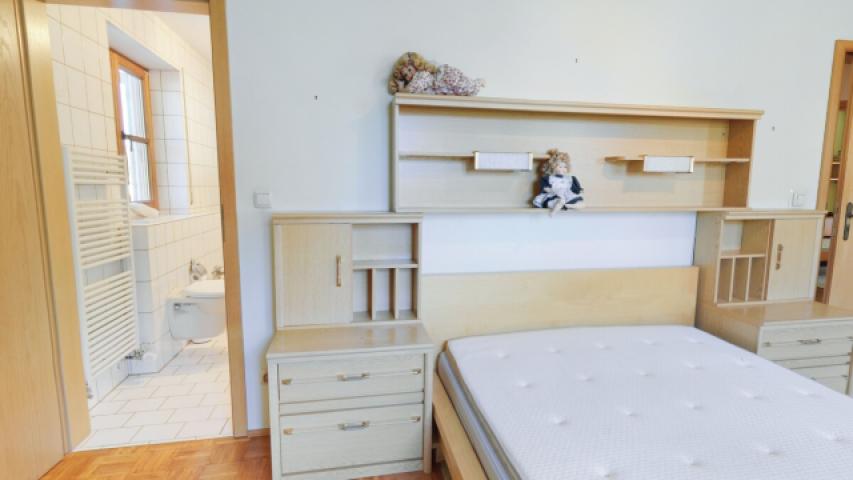 Kinderzimmer 2 mit Zugang zum Bad