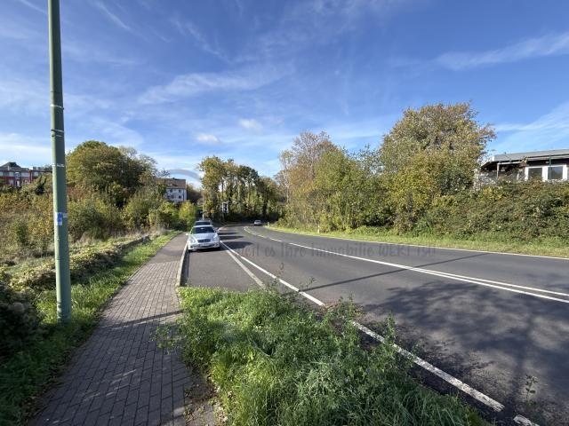 Abendener Straße (L 11) mit Gehweg