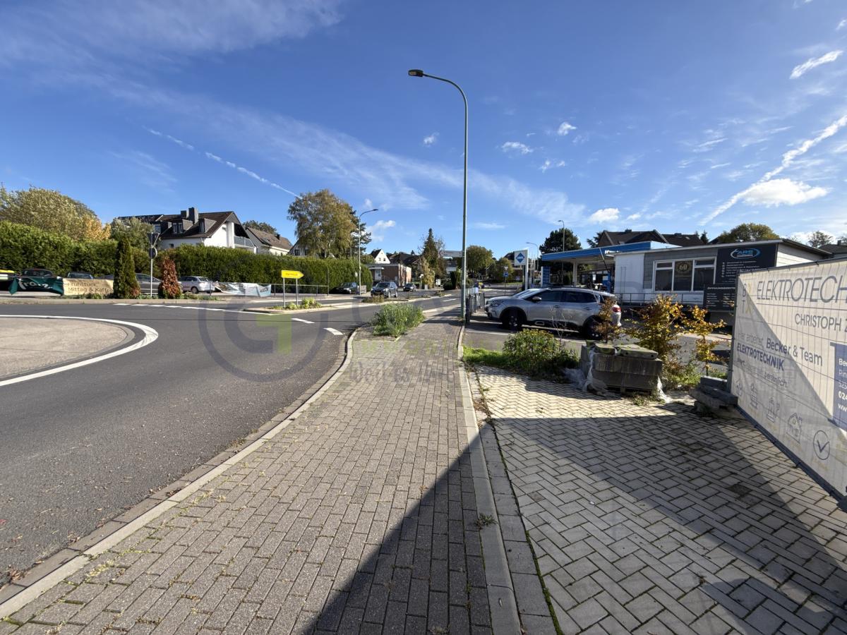 Blick zum Kreisverkehr und zur Tankstelle