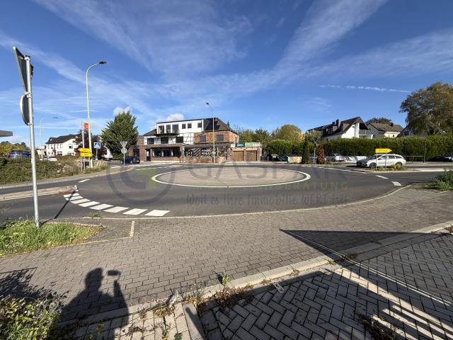 Kreisverkehr mit Nachbarbebauung