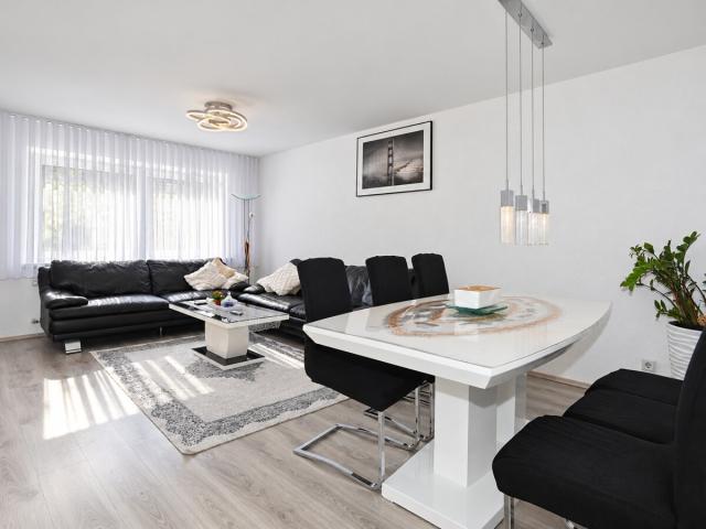 Wohnzimmer und Essbereich