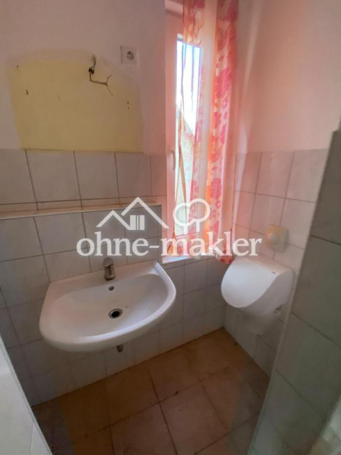 Waschbecken und Pissoir