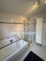 Bad mit Wanne und Dusche