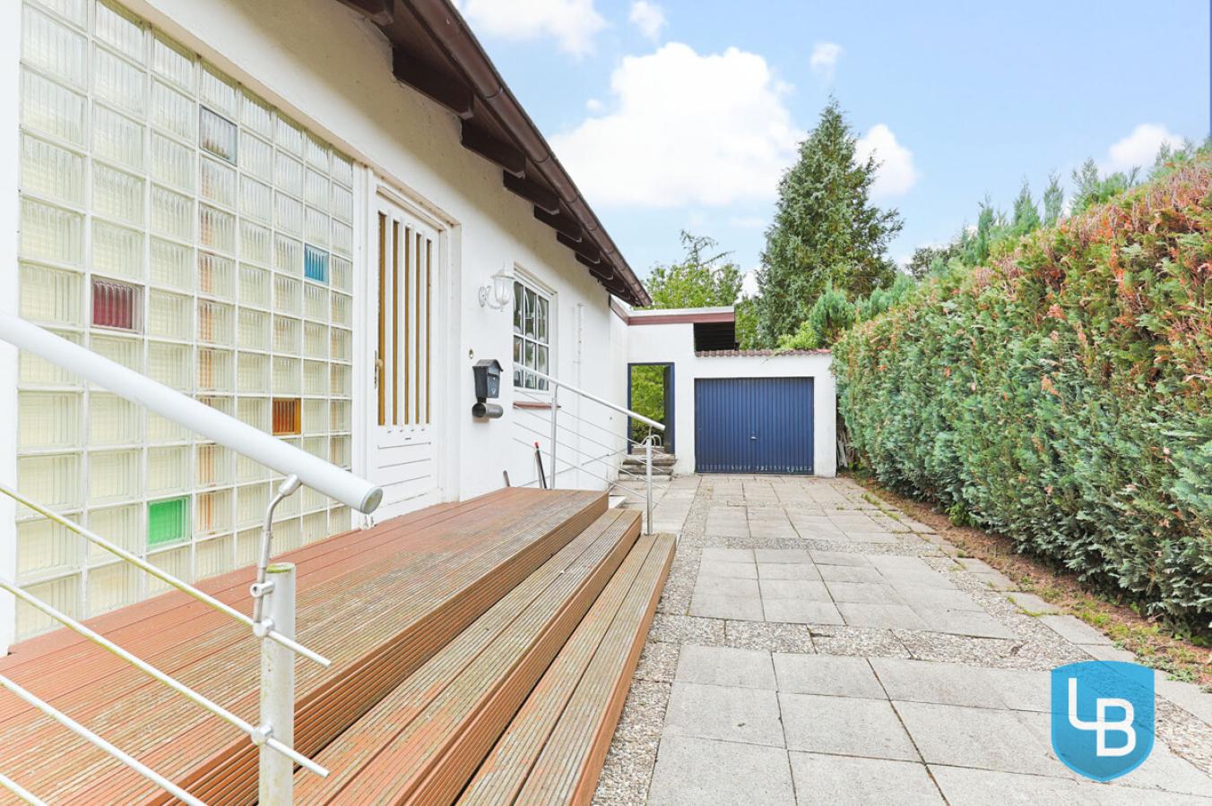 Hauseingang und Garage 