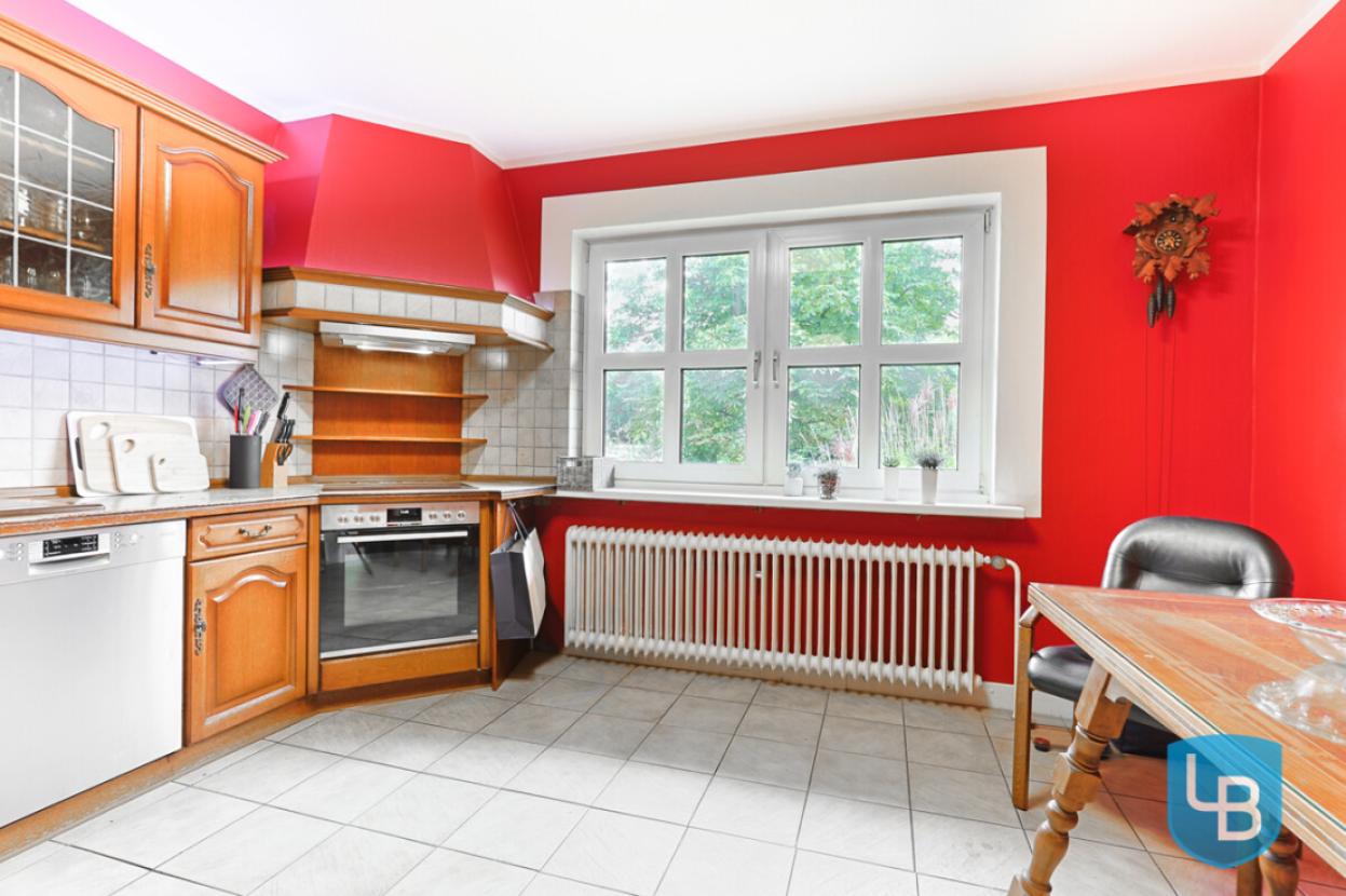 Küche mit großer Fensterfront 