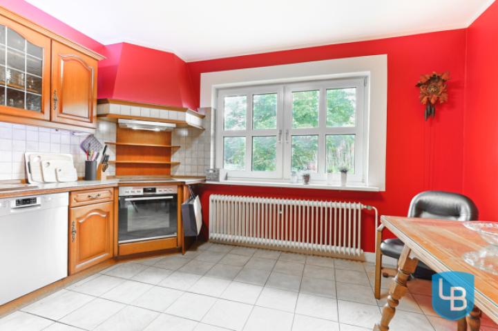 Küche mit großer Fensterfront 
