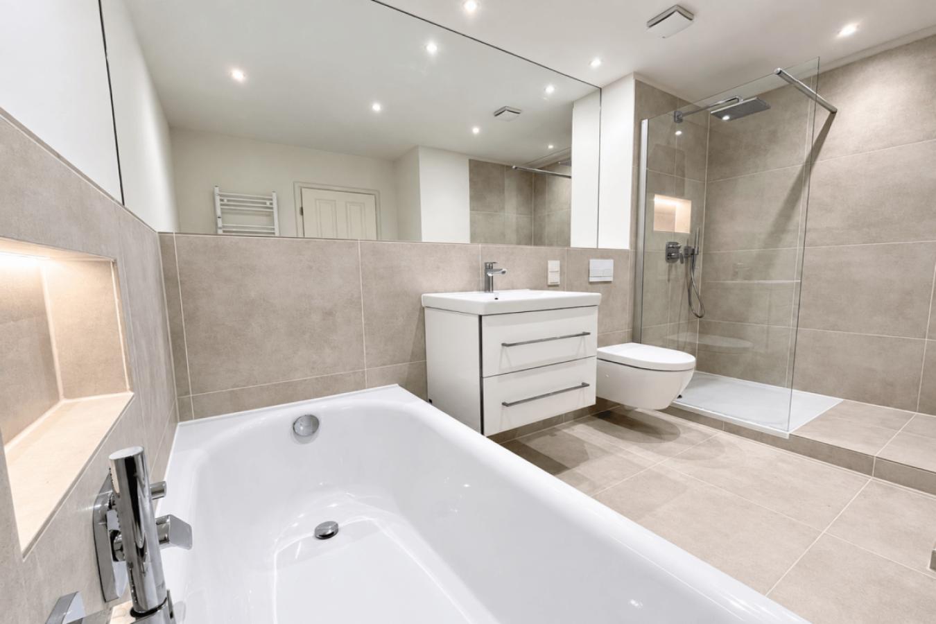 Modernes minimalistisches Badezimmer