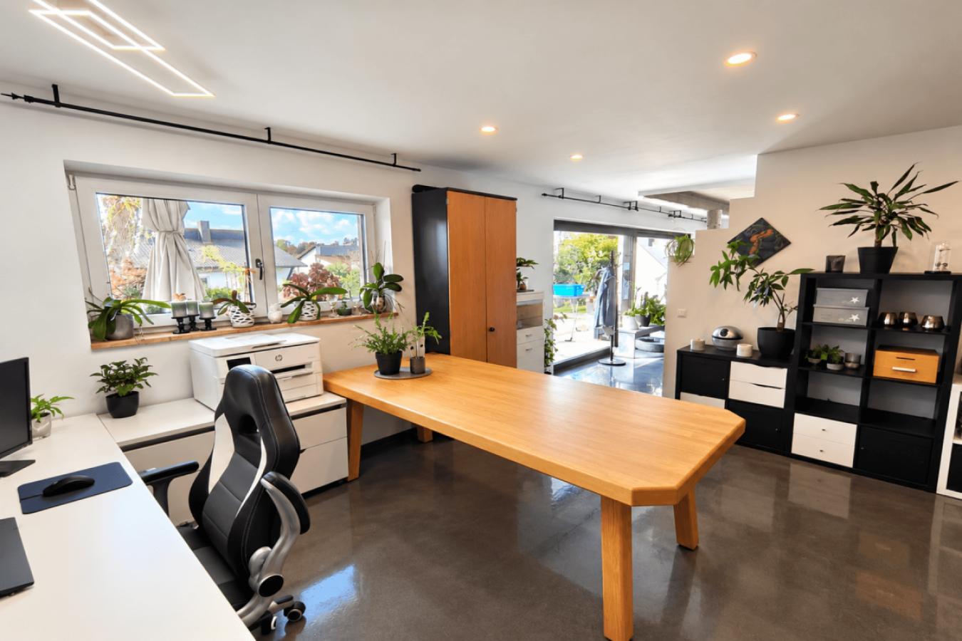 Modernes Homeoffice mit Gartenblick