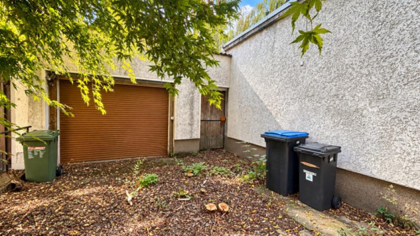 Einfahrt / Garage