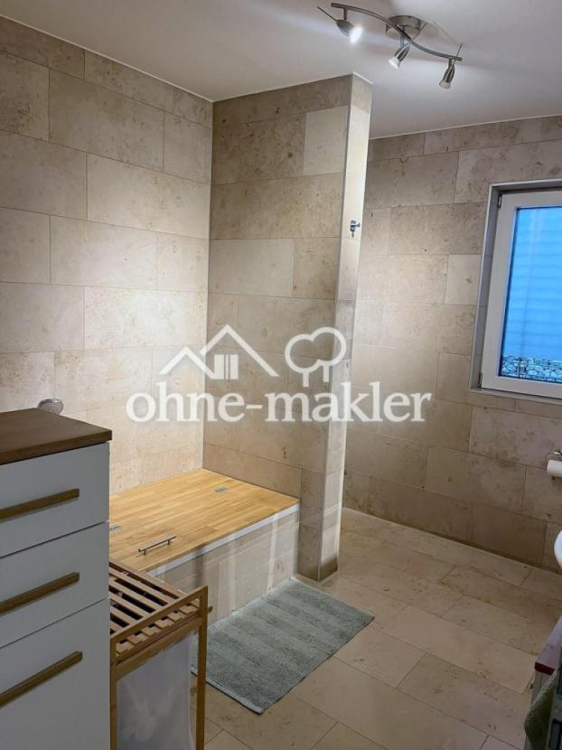 Dusche und (abgedeckte) Wanne