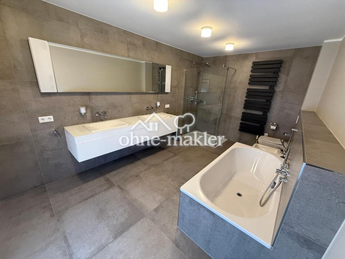 Bad mit Wanne und Dusche