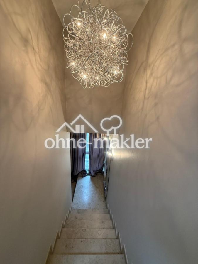 Treppe mit Designerleuchte