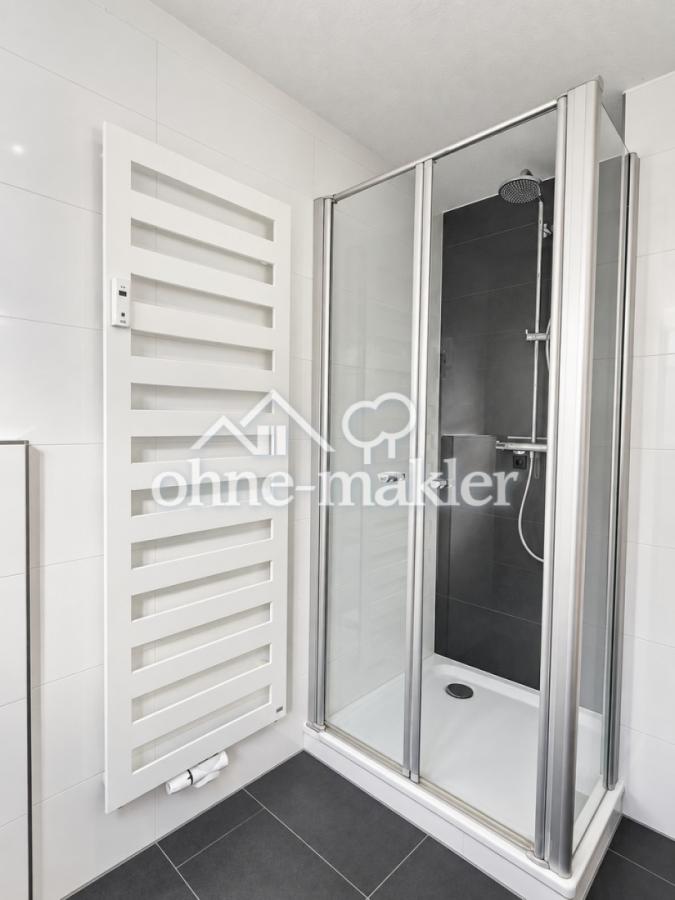 Dusche um Badezimmer