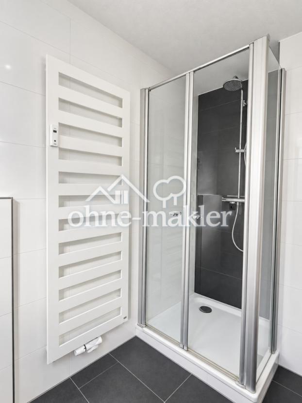 Dusche um Badezimmer